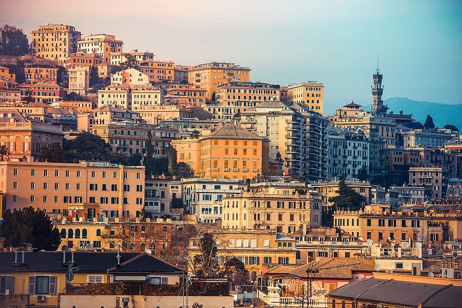 Genua - zabudowa miasta i wzgórza Ligurii