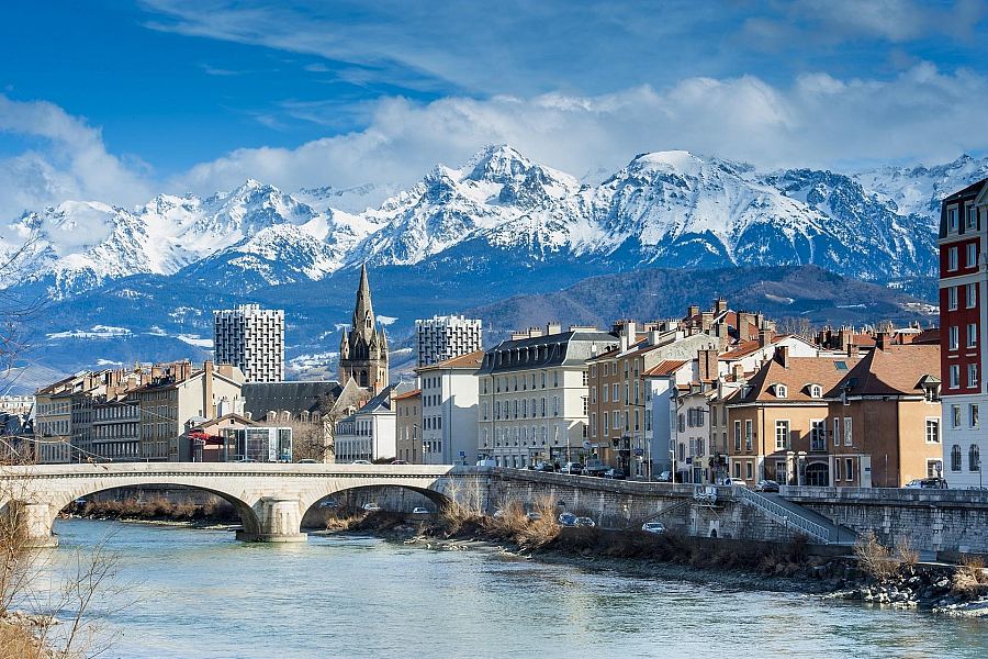 Grenoble nad rzeką Isère z panoramą Alp