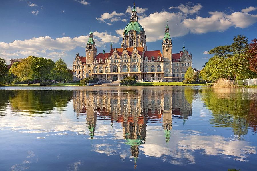 Nowy Ratusz w Hanowerze nad stawem Maschpark