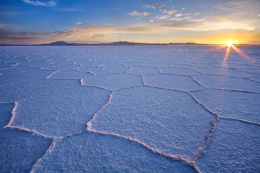 Salar de Uyuni o wschodzie słońca w Boliwii