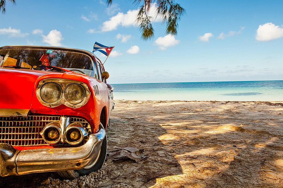 Kuba - klasyczny samochód przy plaży Cayo Jutías
