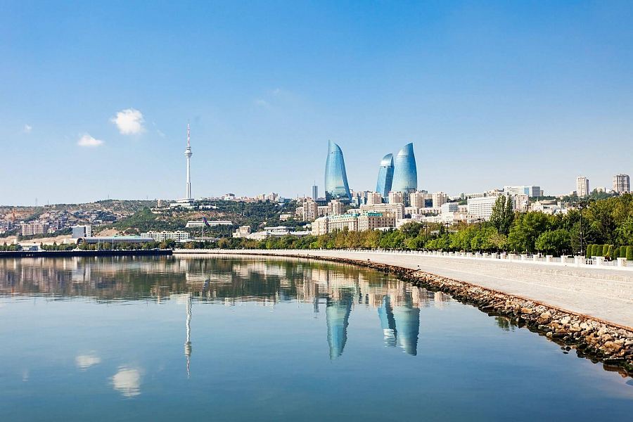 Panorama Baku nad Morzem Kaspijskim