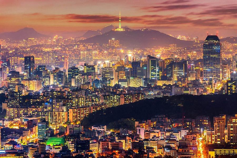 Panorama Seulu z wieżą N Seoul Tower w Korei Południowej