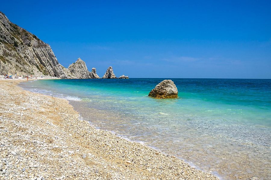 Plaża Due Sorelle na Riwierze Conero w regionie Ankony