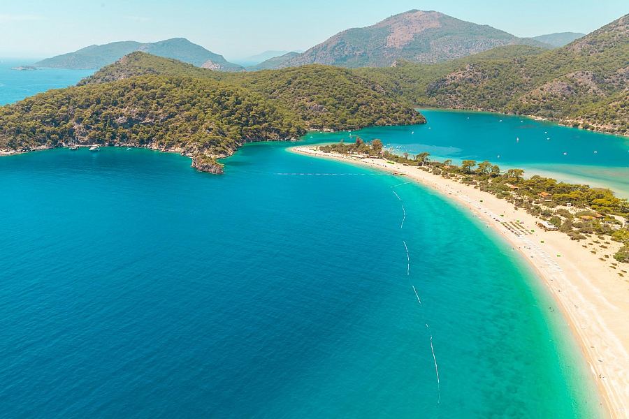 Ölüdeniz koło Fethiye - wybrzeże obsługiwane przez lotnisko Dalaman