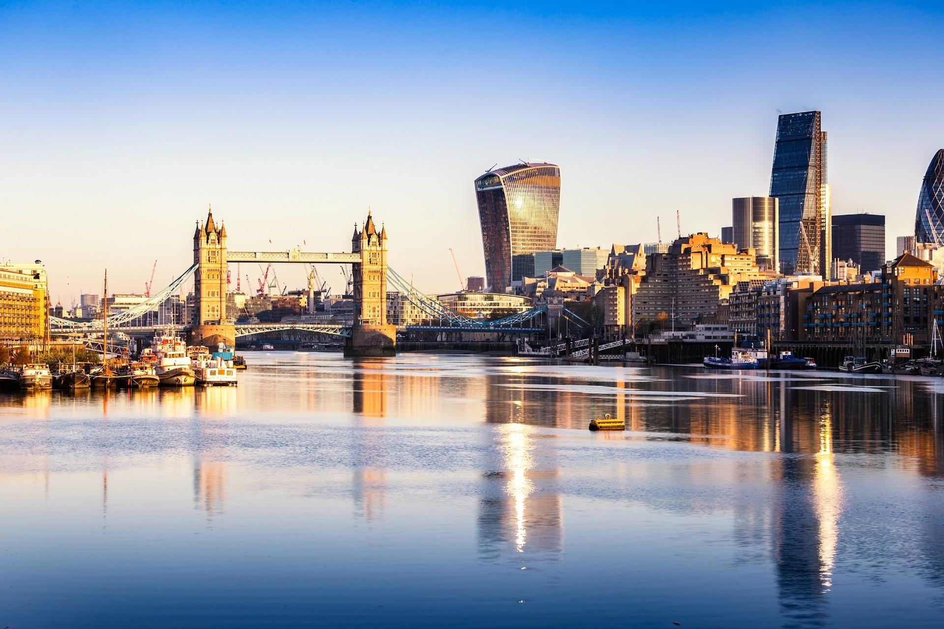 Tower Bridge i panorama Londynu o świcie