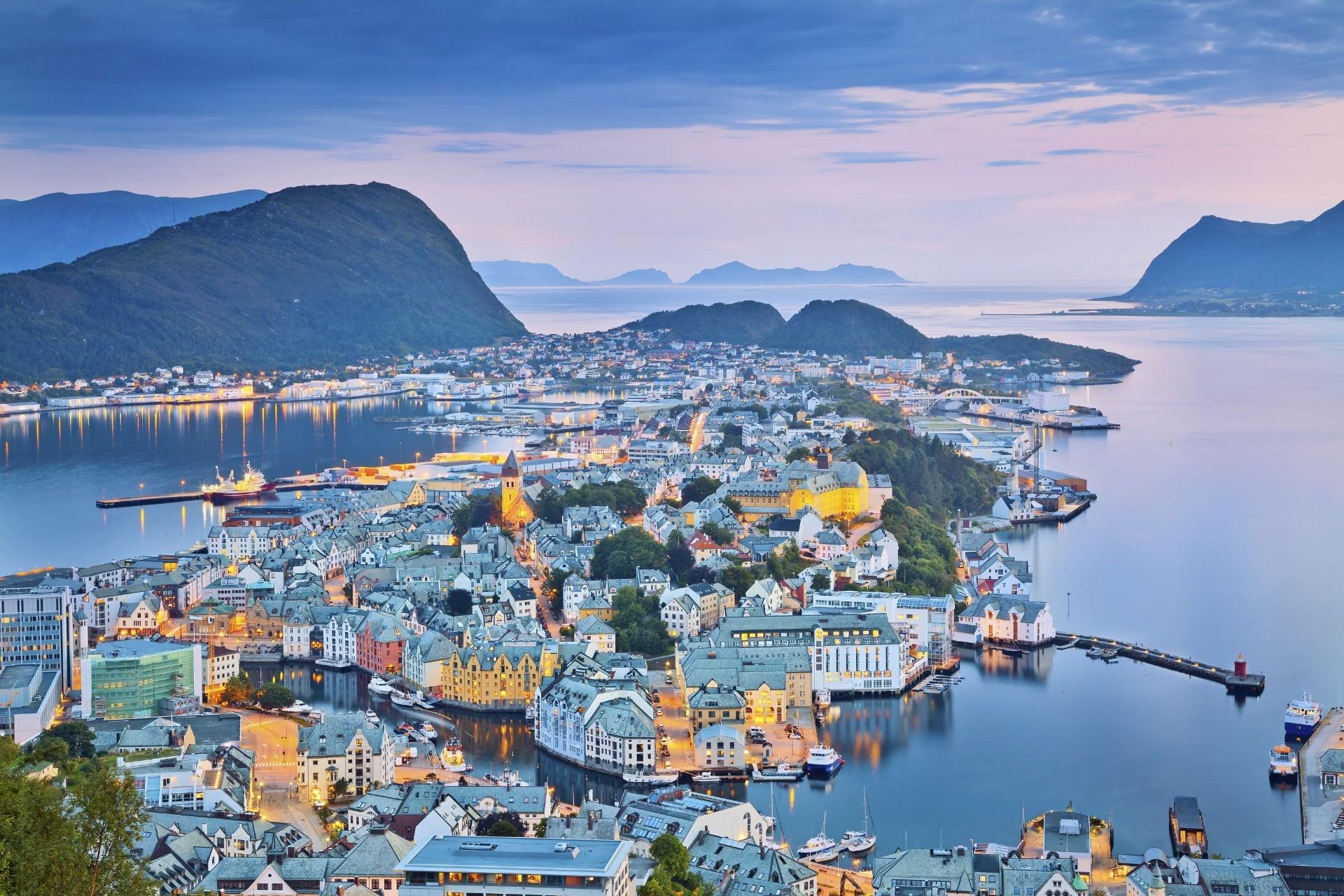 Alesund w Norwegii o zmierzchu