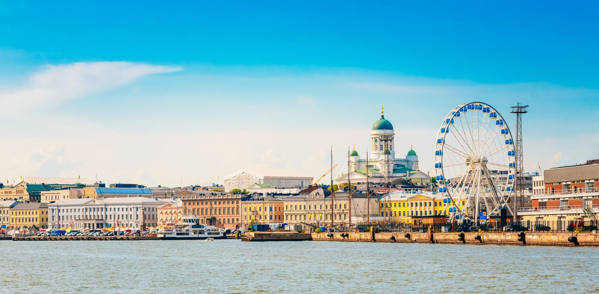 Panorama Helsinek o letnim zachodzie słońca