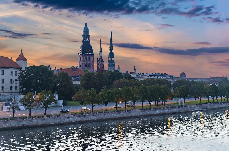 Panorama starej Rygi o świcie