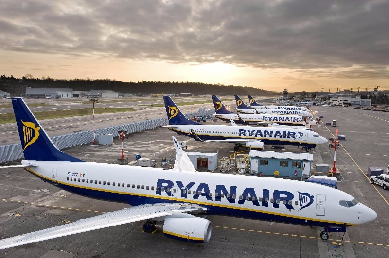 Samolot Ryanair na płycie lotniska